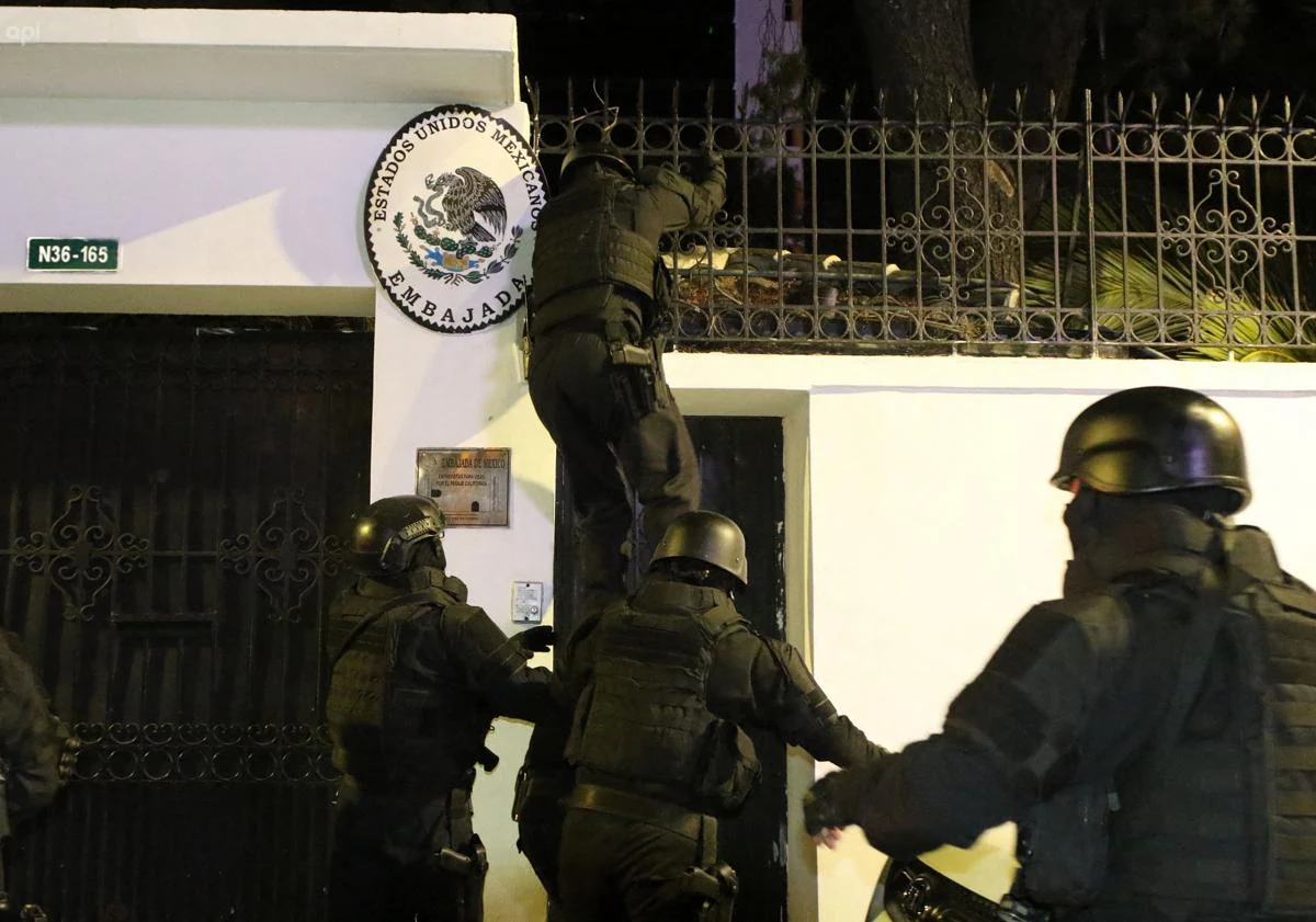 Imagen principal — Diferentes momentos de la operación de Ecuador en la Embajada de México.